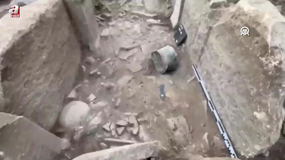 Pergamon Antik Kenti’nde yaklaşık 1.400 yıllık bronz kazan gün yüzüne çıkarıldı