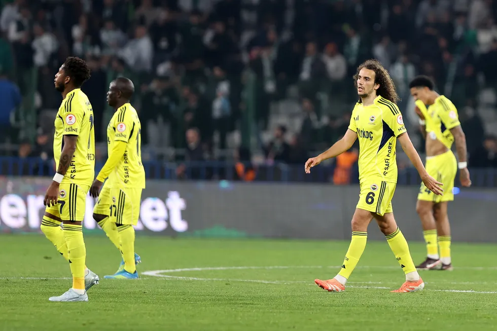 konyaspor-maglubiyeti-sonrasi-fenerbahcede-sinitrler-gerildi-iki-yildiz-isim-saha-ortasinda-tartisti-1776807068524.jpg FOTOĞRAF (AA)