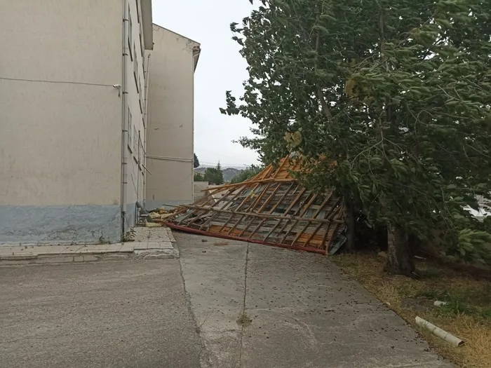 1720026783136.jpg Tosya'da etkili olan fırtına lisenin çatısını uçurdu - 1