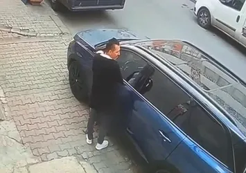 İstanbul'da akılalmaz olay! Otomobilin üzerine işedi araç sahibine saldırdı