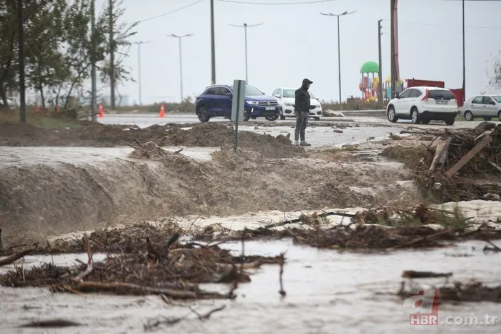 Meteoroloji uyarmıştı: İzmir, Çanakkale, Muğla’yı sağanak vurdu! Tatilciler tahliye edildi yollar göle döndü
