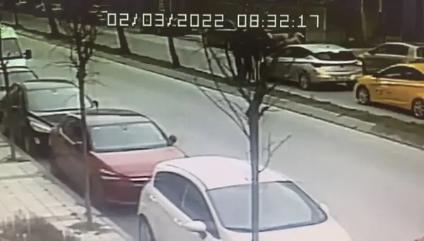 kagithanede-maganda-dehseti-cocuklu-kadinin-otomobilinin-onunu-kesip-1650872613106.jpg Kağıthane’de maganda dehşeti! Çocuklu kadının otomobilinin önünü kesip… - 1