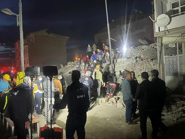 son-dakika-malatyada-agir-hasarli-bina-coktu-binanin-altinda-1-vatandas-kaldi-1683307060646.jpg SON DAKİKA! Malatya'da ağır hasarlı bina çöktü! Acı haber geldi - 1
