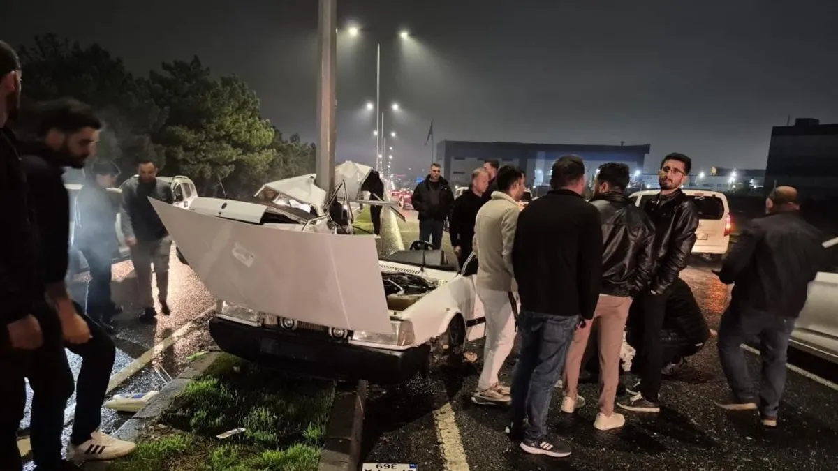 Tekirdağ'da otomobil direğe çarptı: Sürücü yaralandı