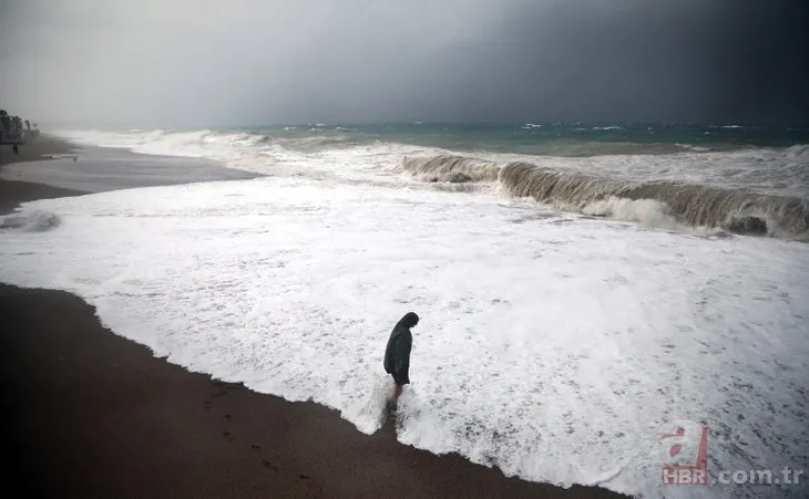 Dalgaların boyu 6 metreyi aştı! Fırtına önüne geleni yıktı geçti! Antalya’da hayat durma noktasına geldi