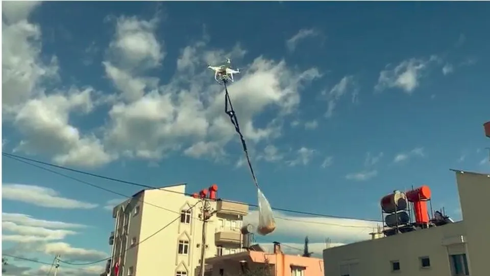 Antalya’da vatandaş alışveriş için evden markete drone yolladı