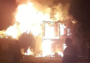 İzmir'de tarihi ahşap bina yangını