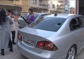 Kocasına kızdı otomobili parçaladı