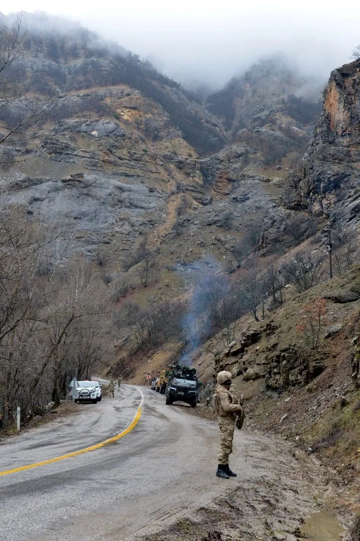 Mehmetçik’ten Tunceli’de mağarada sıkıştırılan teröristlere teslim ol çağrısı