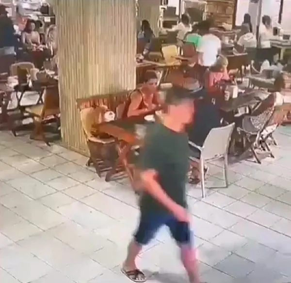 1690823221560.jpg Önce müşteri gibi davrandı sonra turistleri soydu! Otele dadanan hırsız güvenlik kamerasında - 1
