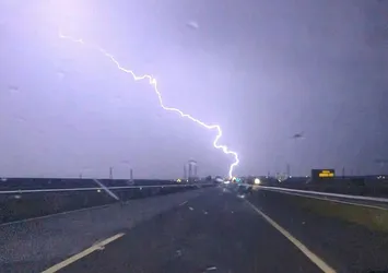 Kars'ta gökyüzü şimşeklerle aydınlandı