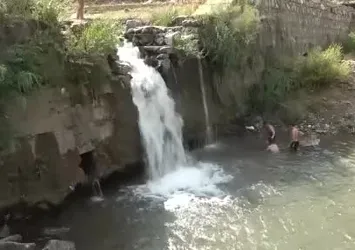 Muşlu çocuklar çayda yüzerek serinliyor