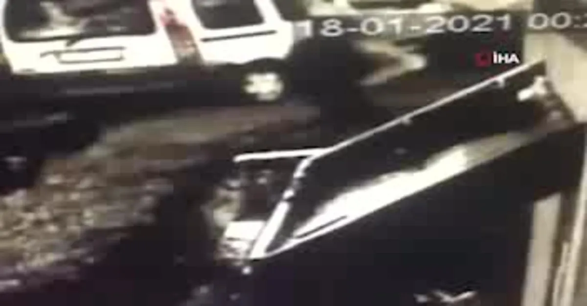 İstanbul'da kardan adam hırsızlığı kameraya yansıdı