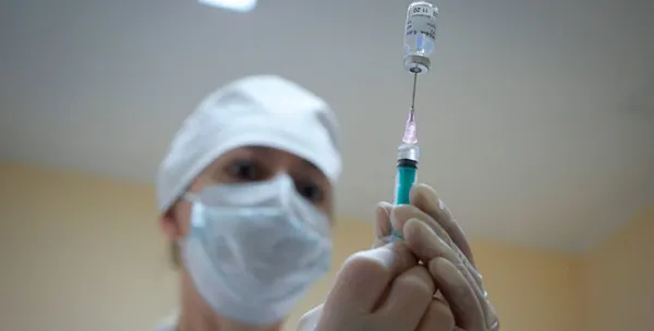 Yeni koronavirüs aşısı geldi! Mutasyonlu virüse karşı koruyor mu? Kimler yaptırmalı?