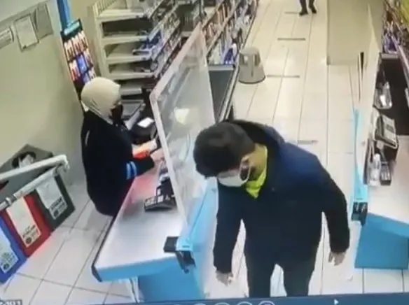 zeytinburnunda-pes-dedirten-olay-unutulan-cuzdani-icini-bosaltip-geri-verdi-1640932004815.jpg Zeytinburnu’nda ‘pes’ dedirten olay! Unutulan cüzdanın içini boşaltıp geri verdi - 3