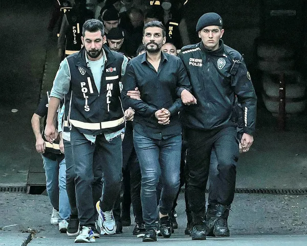 dilan-polat-sorusturmasi-genisliyor-sampiyonlar-ligi-fotografina-sorusturma-1701178956841.jpg Dilan Polat davası genişliyor! "Şampiyonlar Ligi" fotoğrafına soruşturma: Masadaki herkes mercek altında - 3