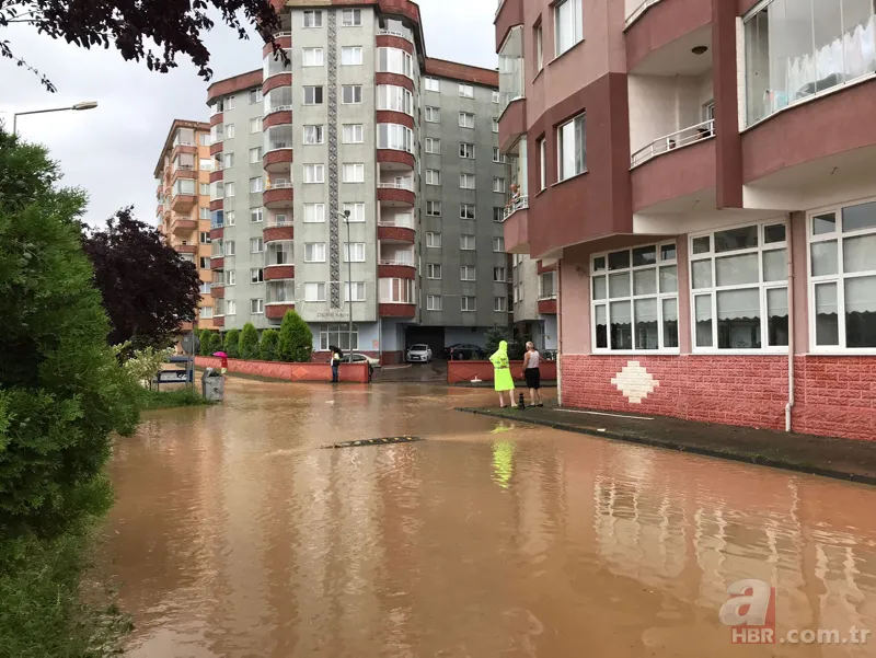 Rize yine sular altında: Dereler taştı yollar kapandı 15