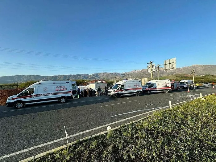 malatyada-otomobille-carpisan-otobus-sarampole-devrildi-15-yarali-1713161654545.jpeg Malatya'da otomobille çarpışan otobüs şarampole devrildi: 15 yaralı - 1