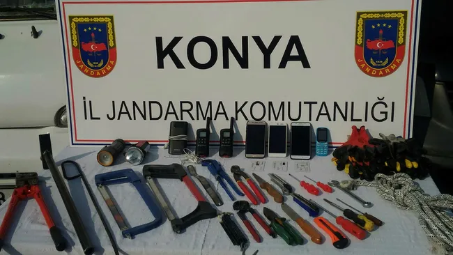 Konya'da telefon hatlarında sinyal düşüklüğü olunca suçüstü yakalandılar - 2