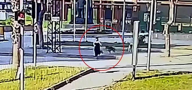Adana’da köpekten kaçan kadına otomobil çarptı! Olay anı güvenlik kamerasında...