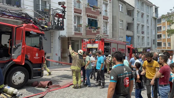 İstanbul Esenyurt'taki yangında 4 katlı binayı dumanlar sardı - 3