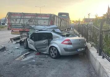 Bursa'da feci kaza! Kontrolden çıktı park halindeki TIR'a çarptı: 4 ölü, 2 yaralı