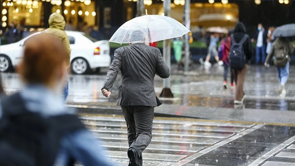 Meteoroloji'den 11 ile sarı kodlu yağış alarmı: Fırtına hızı 80 km'ye çıkacak! Hortum, sel, dolu...