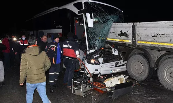 son-dakika-emniyet-genel-mudurlugu-kusurlu-olarak-olumlu-trafik-kazalarina-karisan-otobus-firmalarinin-isimler-1669796917815.jpg Son dakika: Emniyet Genel Müdürlüğü kusurlu olarak ölümlü trafik kazalarına karışan otobüs firmalarının isimlerini açıkladı - 1