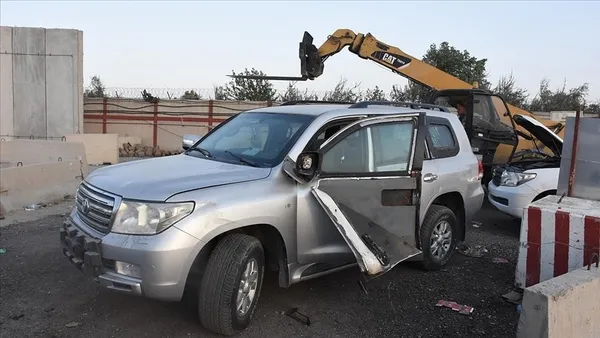 Kabil hurdalığa döndü! Otomobillerini bırakıp kaçmaya çalıştılar yağmacılar iç donanımları bile söktü - 1