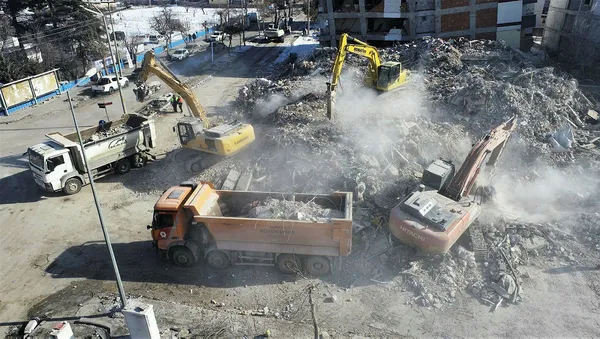 AK Parti Sözcüsü Ömer Çelik’ten deprem bölgesindeki STK’lara yönelik açıklama: Takdir ediyoruz ama koordinasyonu AFAD sağlar