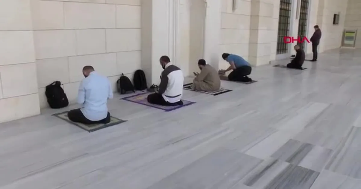 Son dakika: Çamlıca Camii'nde günler sonra Cuma namazı |Video
