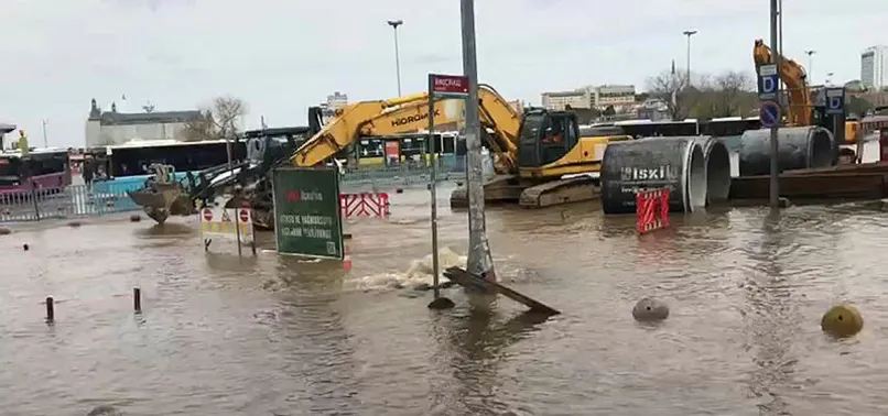 İBB yenileme çalışması yaparken boruyu patlattı! Kadıköy suya gömüldü!