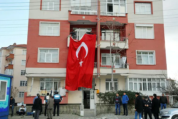 Yüksekova'da şehit düşen Ali Ergün'ün annesi Türk bayrağına sarılıp gözyaşı döktü - 3