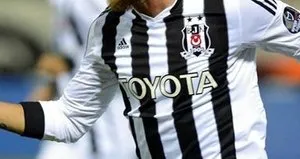 Beşiktaş’ın golcüsü Göztepe’ye imza atıyor