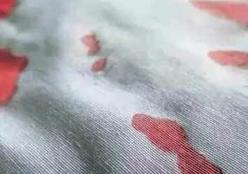 Kan lekesini anında çıkarıyor! En basit yöntem...