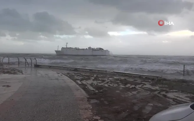 Mersin'de kargo gemisi karaya oturdu