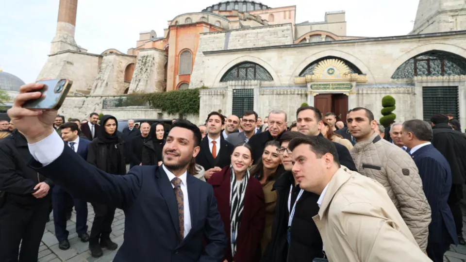 Başkan Erdoğan gazetecilere börek ikram etti