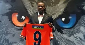 Başakşehir Bertrand Traore için imza töreni düzenledi