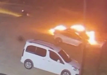 Motosikletli aracı böyle yaktı! Korkunç anlar kamerada