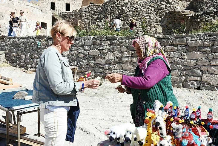 Günde 200-300 TL arasında kazanıyor! 8 çocuk annesi kadının merakı gelir kapısı oldu! Turistler almadan gitmiyor…