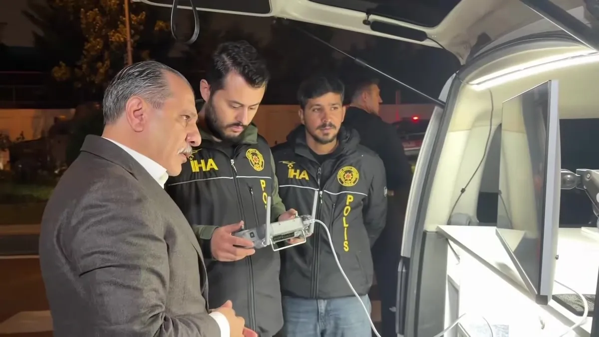 İstanbul İl Emniyet Müdürü Selami Yıldız, Kağıthane'deki denetimleri yerinde inceledi: Çocuklara hediyeler verdi