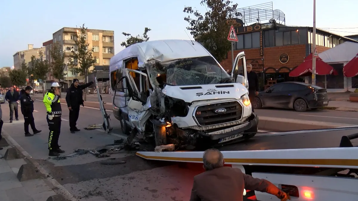 Arnavutköy'de işçi servisi hafriyat kamyonuna çarptı