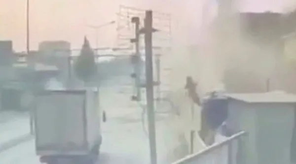 1672691659999.jpg İzmir'deki vinç faciası kamerada! İşçi yatakhanesinin üzerine böyle düştü! Görüntüler ortaya çıktı... - 5