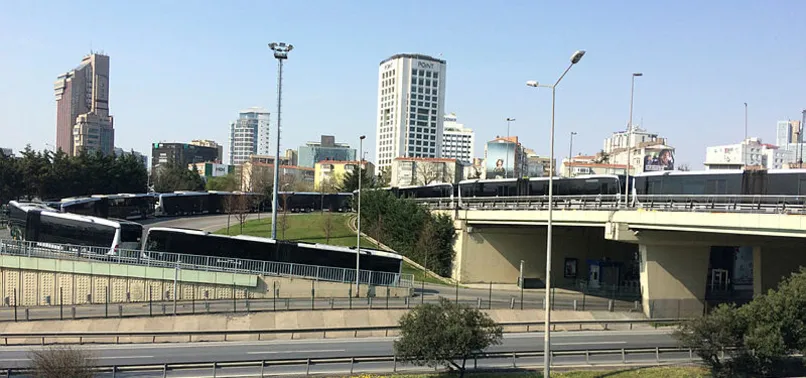 Metrobüs seferleri durdu! Karardan haberi olmayanlar mağdur oldu