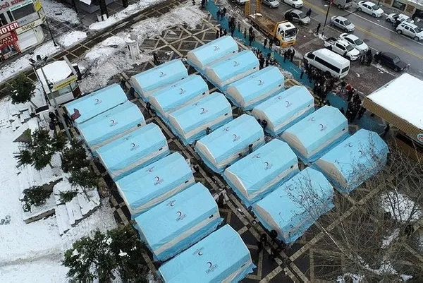 TİP’li Sera Kadıgil’den Kızılay’a hadsiz sözler: ’İlahiyatçı’ deyip hedef aldığı başkan doktoralı tıbbiyeli