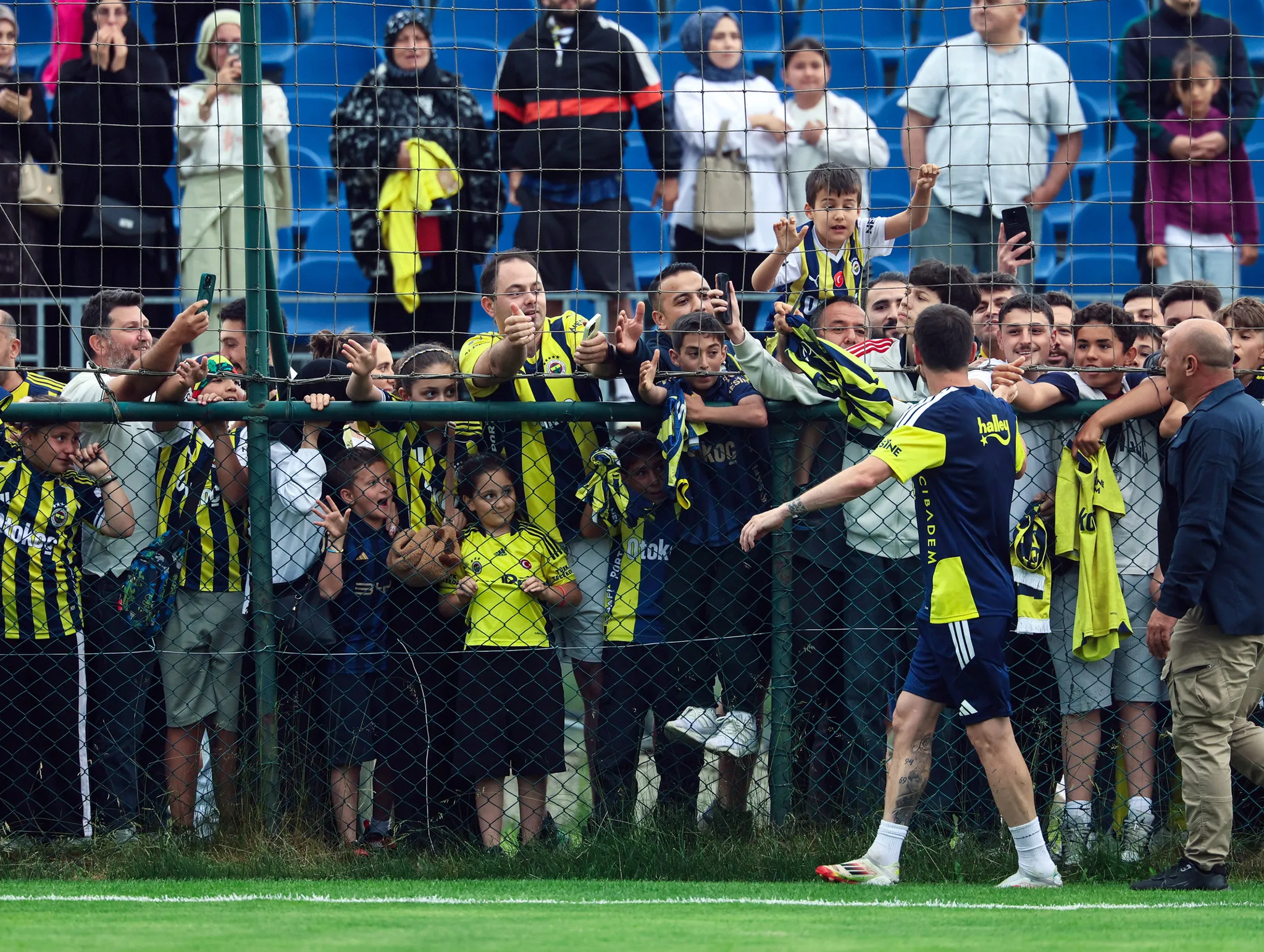 Fenerbahçe'de yeni sezon hazırlıkları sürüyor! Taraftardan antrenmana yoğun ilgi