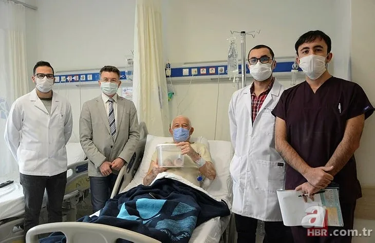 Karın bölgesinde şişlik ve halsizlik şikayetiyle doktora gitti! Karnından çıkanlar şoke etti 7