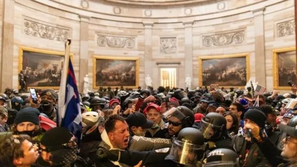 tum-dunya-onu-konusmustu-pelosinin-kursusunu-calan-gosterci-gozaltina-alindi-1610216445683.jpg Son dakika: Tüm dünya onu konuşmuştu! Pelosi'nin kürsüsünü çalan gösterici gözaltına alındı - 3
