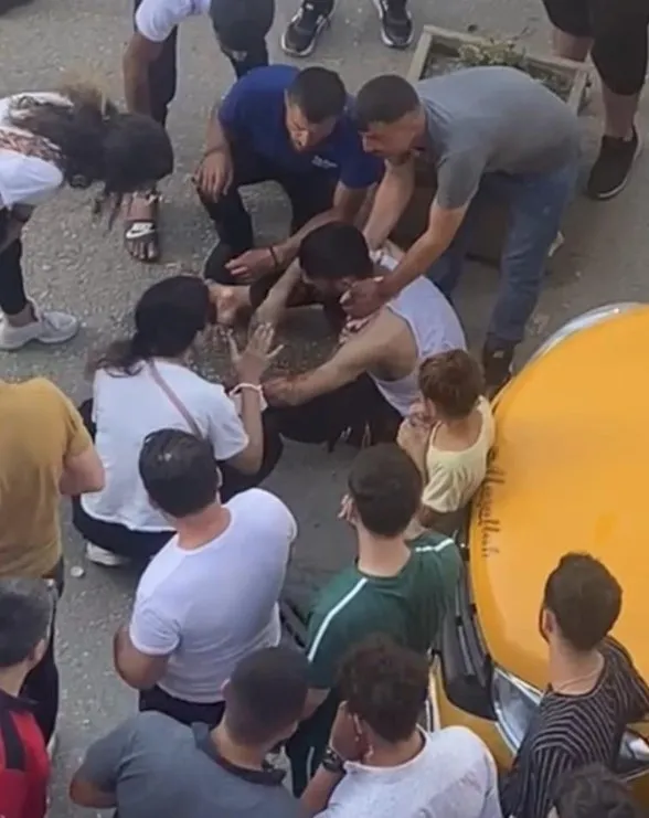 mardinde-sokak-ortasinda-bogazindan-bicaklanan-genc-agir-yaralandi-1655666070996.jpg Mardin’de sokak ortasında boğazından bıçaklanan genç ağır yaralandı - 1