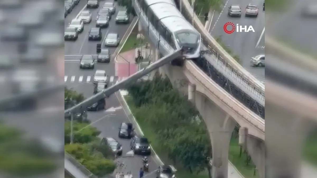 Monorayda dehşet anları! Otonom tren vince çarptı: Yürekleri ağza getiren kaza kamerada